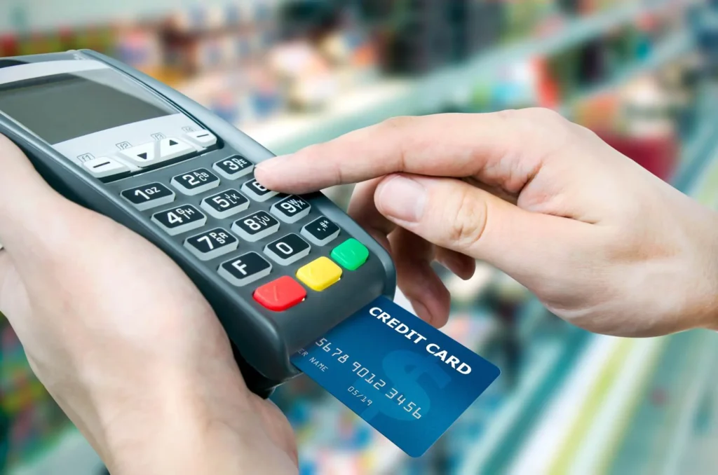 Kredit oder Debit? Wie die Deutschen im Alltag bevorzugt bezahlen!
