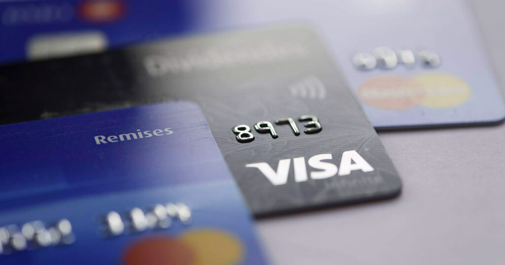 Multiwährungskarten in Deutschland: wie man bei internationalen Reisen Geld spart?