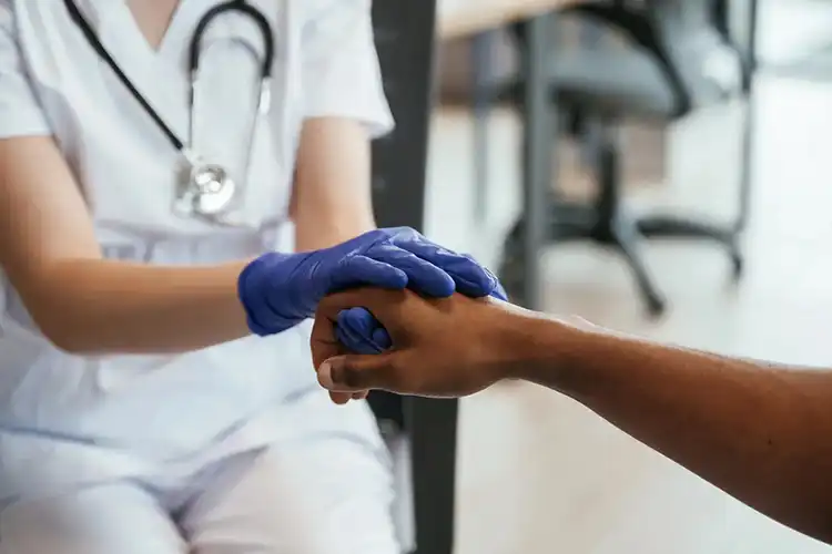 Wie man Gesundheitsausgaben verwaltet: Öffentliche vs. private Pläne in Deutschland