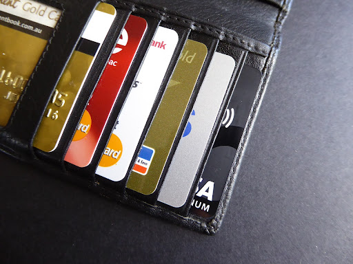 Kreditkarten mit meilenprogrammen: wie man einkäufe in flugtickets umwandelt