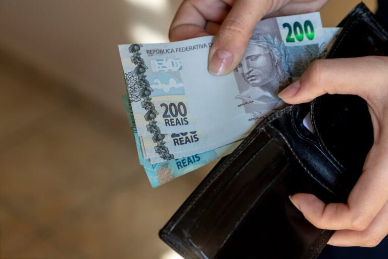 Vale a pena pegar empréstimo pessoal para quitar dívidas do cartão de crédito?