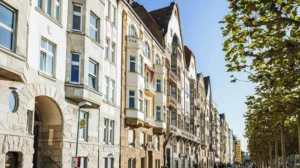 Wie man Wohnkosten in deutschen Großstädten verwaltet: Mieten oder Kaufen?