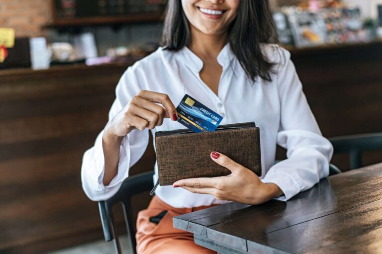 Las mejores tarjetas para pagar recibos y servicios en España sin comisiones