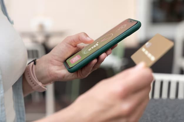 Persona sosteniendo un teléfono inteligente y una tarjeta bancaria para realizar un pago móvil sin contacto, representando la comodidad de las finanzas digitales.