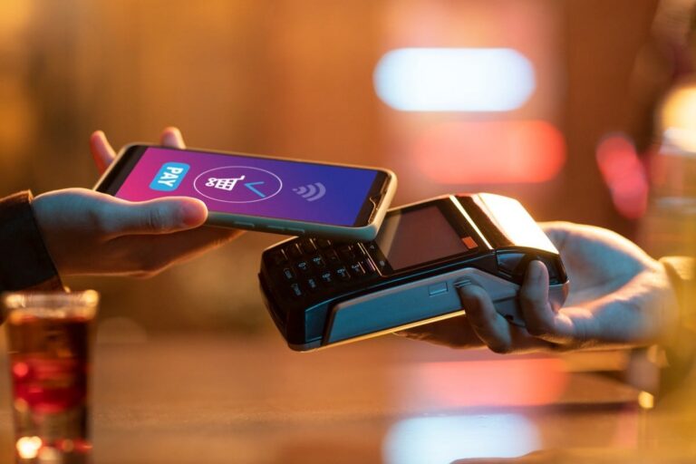 El impacto de la digitalización en el sistema bancario español: cómo las “super apps” financieras están cambiando la relación con el dinero