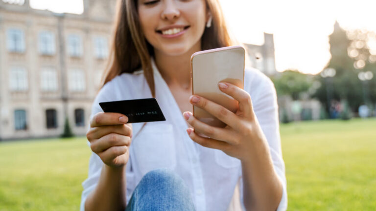 How to avoid excessive exchange fees when using cards overseas