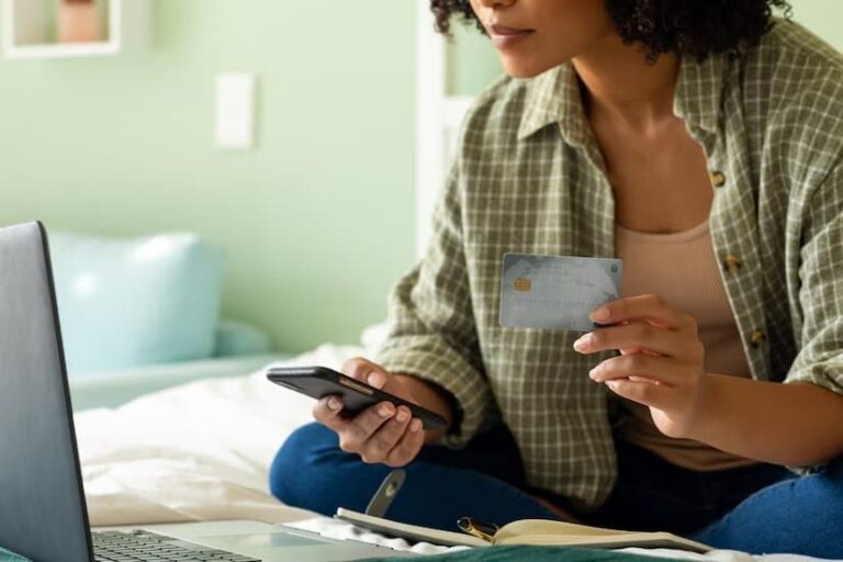Vale a pena pagar contas usando o cartão de crédito?