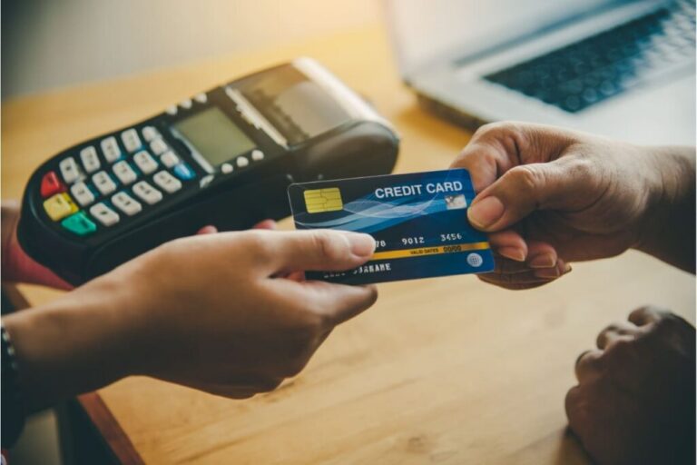 Como negociar a anuidade do seu cartão?