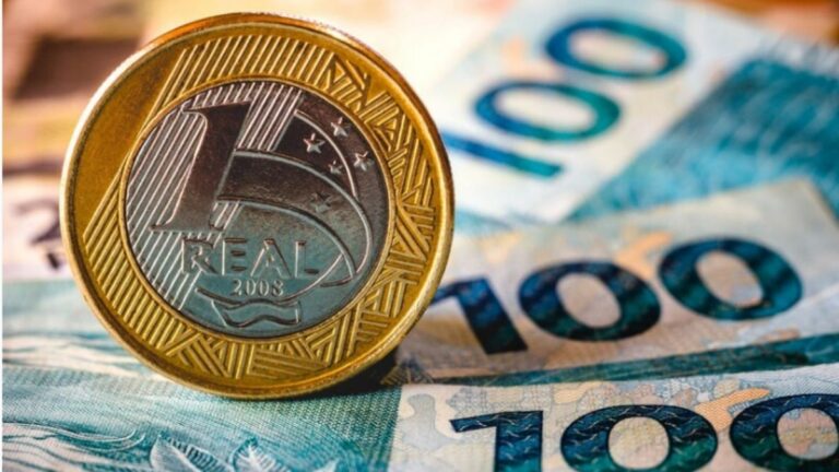 Como o cenário político-econômico afeta as decisões de investimento no Brasil?