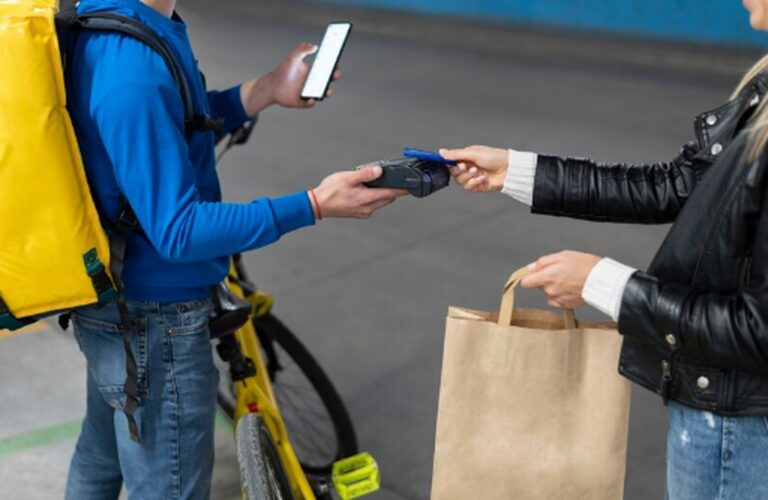 Cartões de crédito com cashback em apps de delivery: Vale a pena?