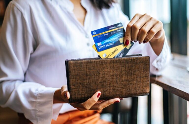 Diferença entre cartões platinum, gold e black: Qual faz sentido para o seu perfil?