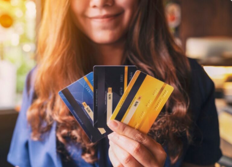 Como funcionam os cartões co-branded no Brasil: vantagens para consumidores frequentes