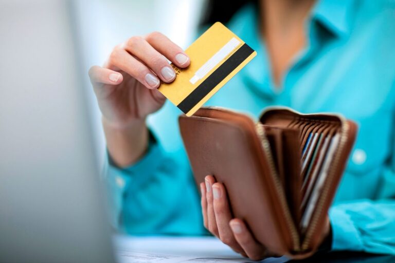 Cartões com funcionalidades multi-moeda: como usar no Brasil e no exterior