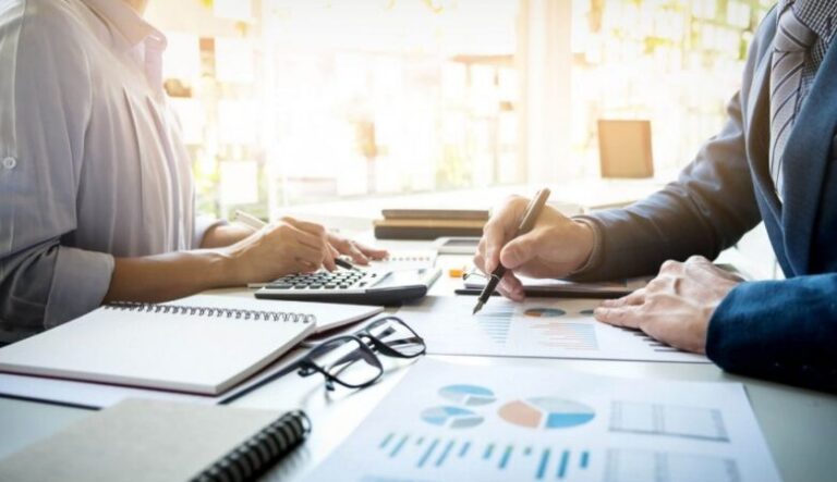 Saúde financeira nas empresas: Como pequenos negócios no Brasil podem implementar um planejamento financeiro eficiente?
