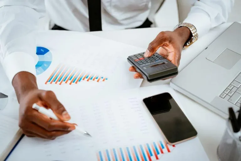 Como organizar suas finanças durante a temporada de impostos no Brasil? Dicas e estratégias para evitar erros!