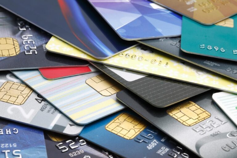 O mercado de cartões de crédito no Brasil em 2025: Novidades, benefícios e riscos para os consumidores