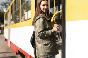 Wie man in Deutschland bei öffentlichen Verkehrsmitteln und städtischer Mobilität sparen kann